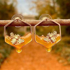 NWT Gold Bee Honeybee Buzz Honey earrings Pierced